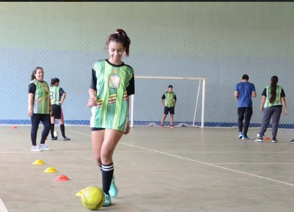 Jóvenes de Colonia Victoria participaron de una clínica de Futsal