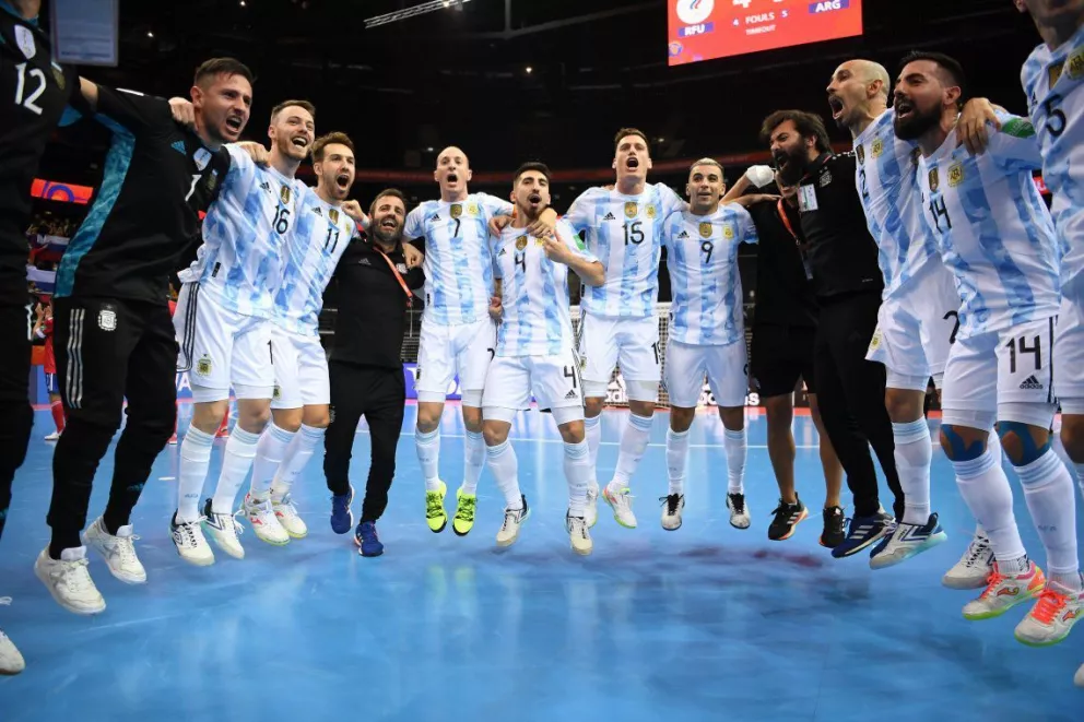 El seleccionado argentino de futsal enfrenta a Brasil en busca de una nueva final mundialista