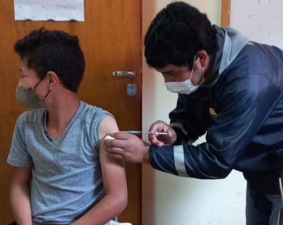 Con salidas a escuelas, insisten con la importancia de vacunarse ante la flexibilización de actividades