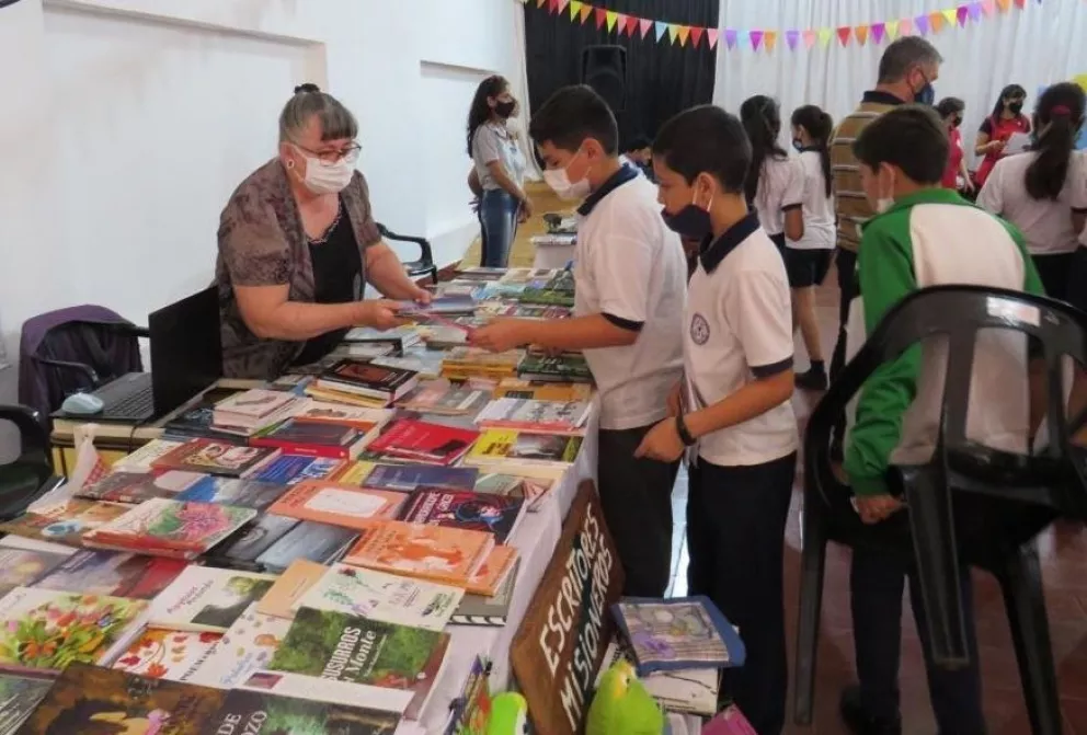 Se desarrolla la II edición de la Feria del Libro en el Salón de Cultura Municipal de Puerto Libertad