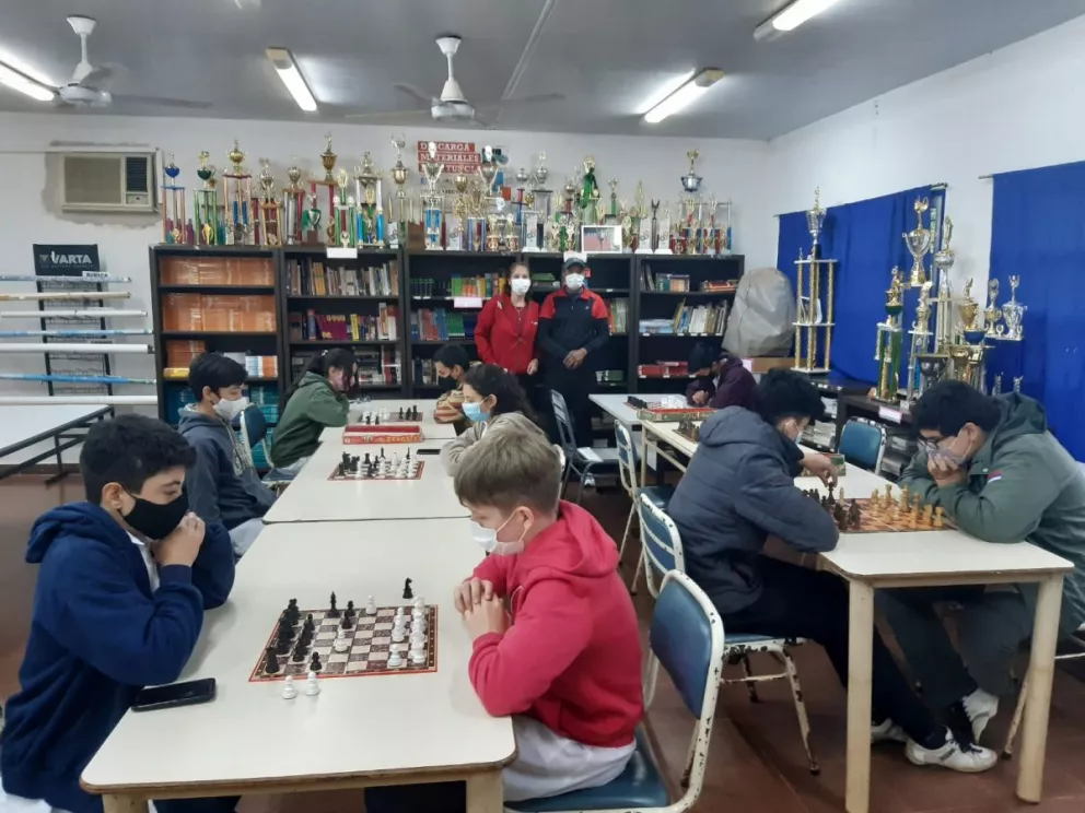 Retoman los torneos de ajedrez en la Escuela de Comercio de San Pedro