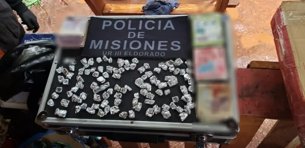 Hallaron 110 envoltorios de cocaína ocultos en el cielorraso de una casa en Eldorado