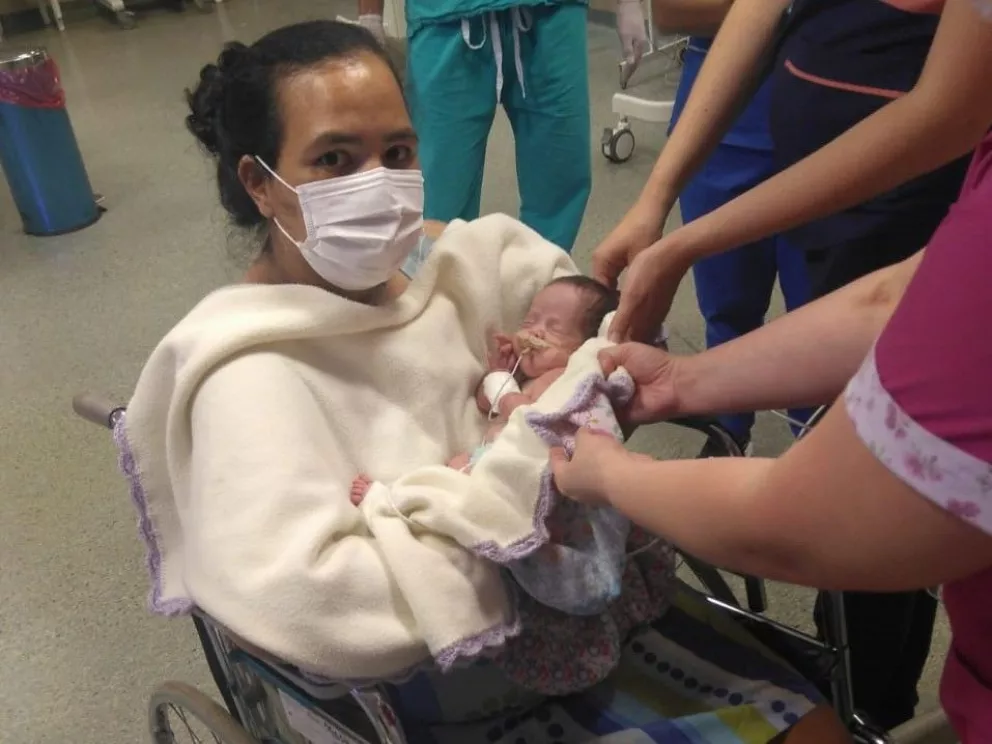 Covid-19: pasó 30 días en terapia, se recuperó y pudo abrazar a su hija, que nació prematura en un parto de urgencia