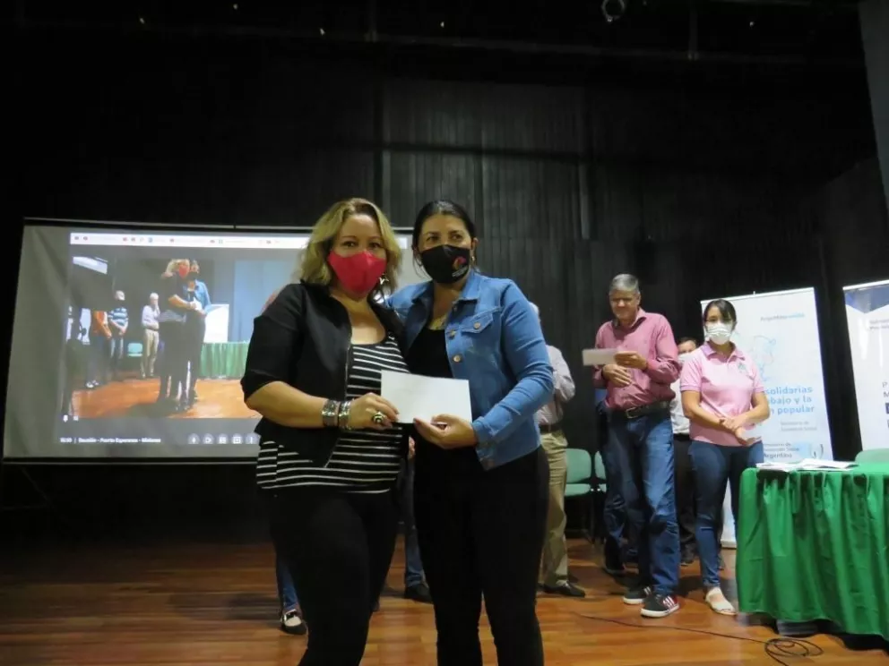 Emprendedores recibieron microcréditos en Puerto Esperanza.