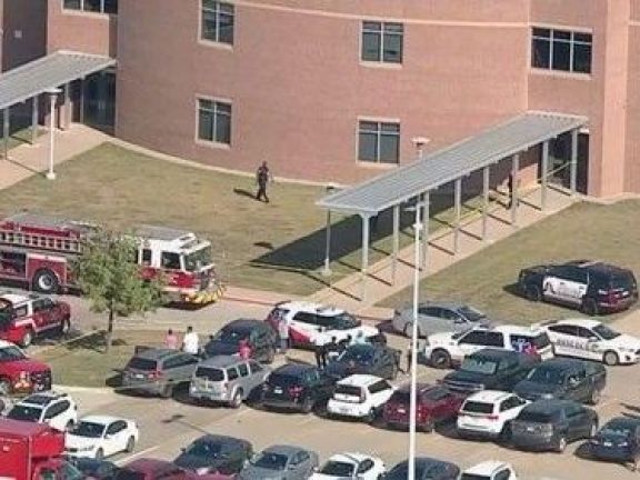 Tensión en Estados Unidos: varios heridos tras tiroteo en una escuela secundaria en Texas