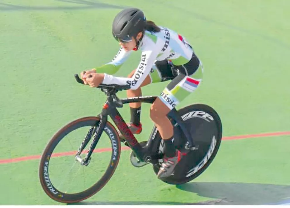 La ciclista Noelia Palacios (16) sigue logrando hazañas en el Argentino de Pista