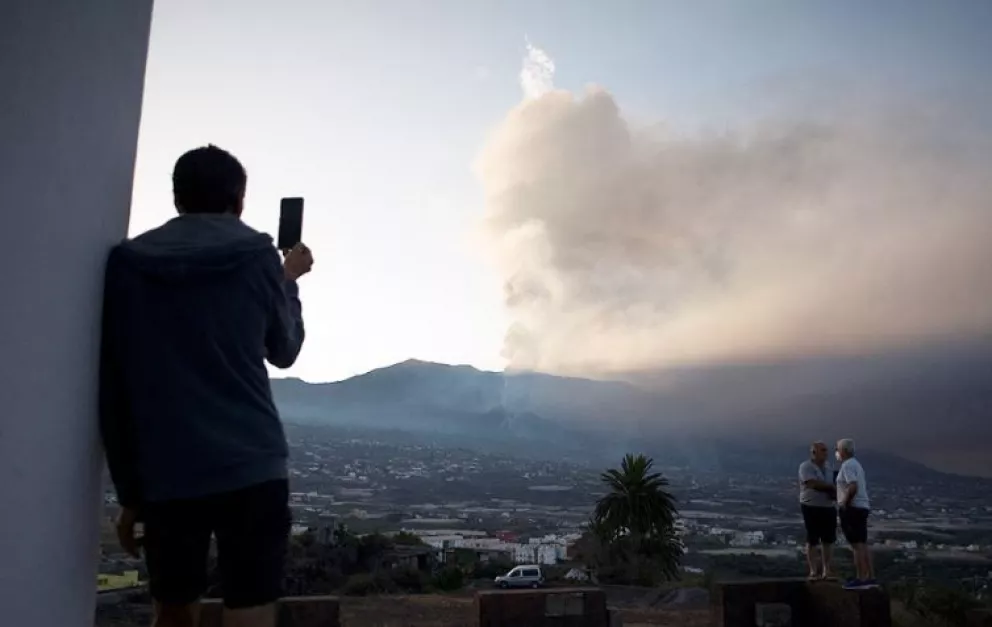 Nueva colada de lava tras el derrumbe parcial de la cara norte del volcán en La Palma