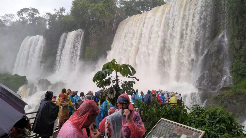 Las Cataratas del Iguazú volvieron a llenarse de asombrados visitantes