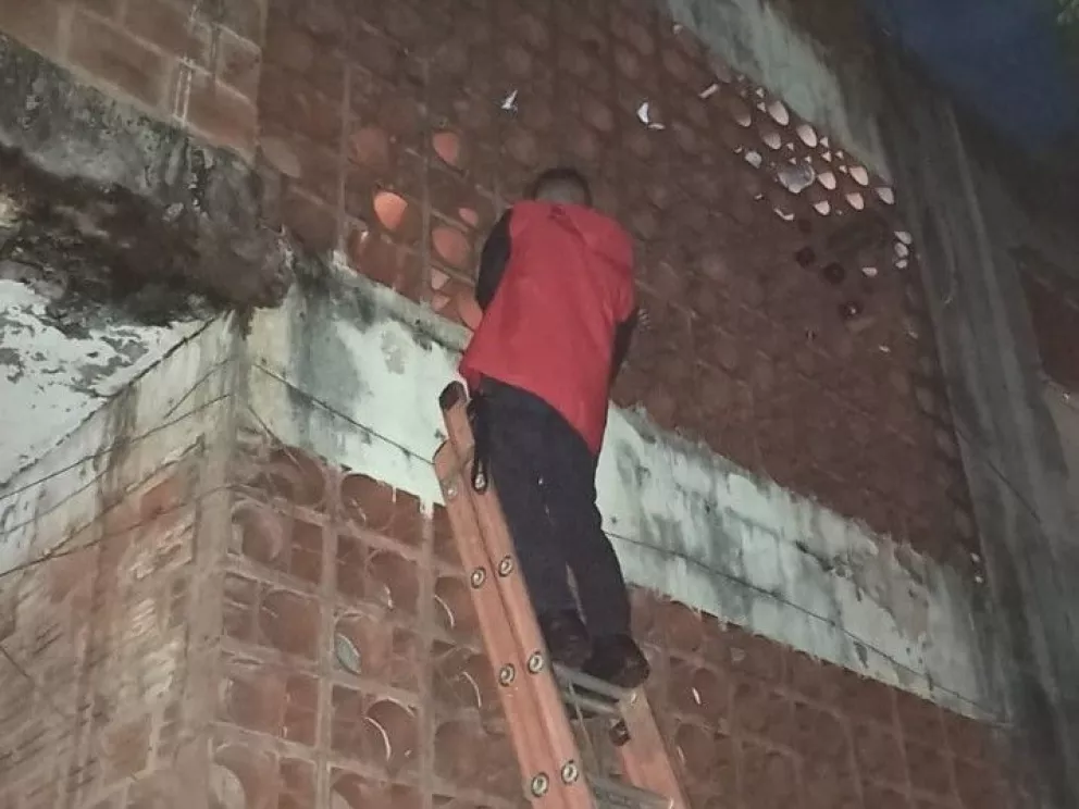 Bomberos rescataron a un nene que quedó atascado en una pared de ladrillos