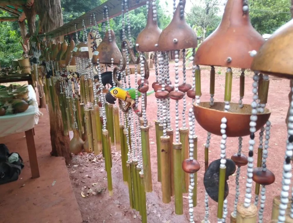 Con la llegada de turistas, los guaraníes vuelven a exponer sus artesanías