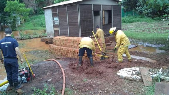 Familias evacuadas y puente en ruta cortado por desborde de arroyos Familias evacuadas y puente en ruta cortado por desborde de arroyos