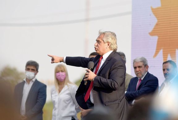 Fernández ratificó su objetivo de cambiar planes sociales por trabajo Fernández ratificó su objetivo de cambiar planes sociales por trabajo
