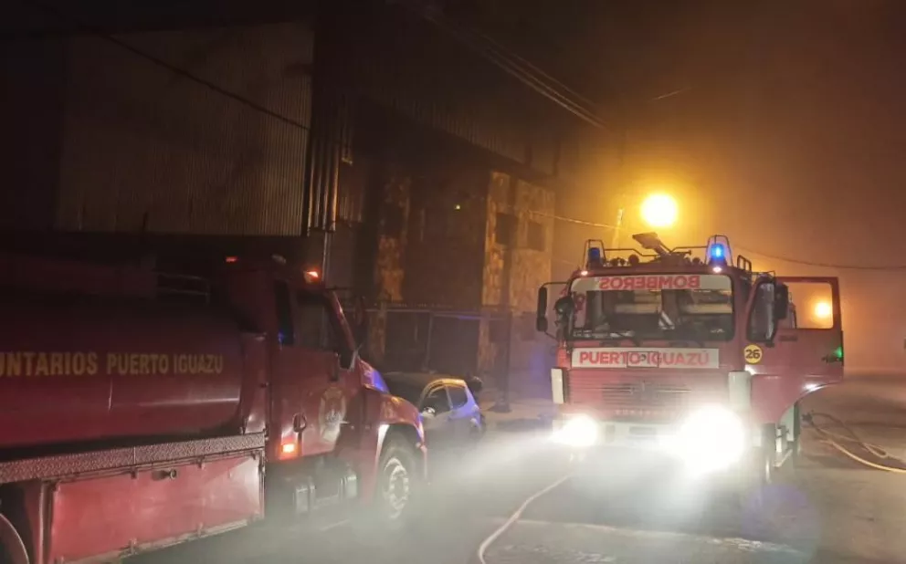 Iguazú: un depósito con muebles ardió en llamas en zona industrial