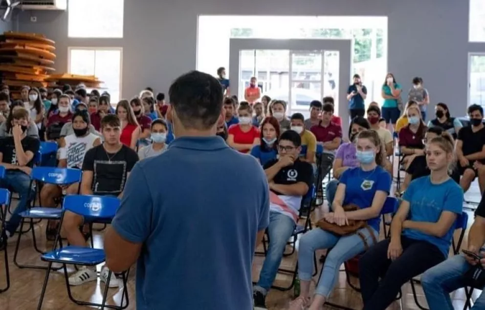 Alumnos de 12 establecimientos educativos secundarios de Andresito asistieron a la Expocarreras