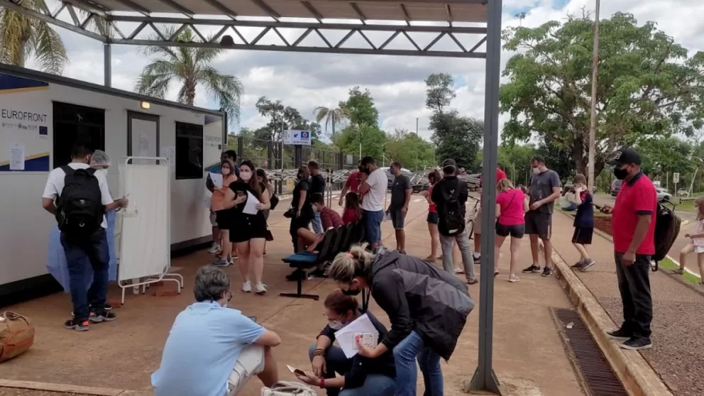 Una imagen que se repite, visitantes controlando los requisitos que necesitan para pasar a Iguazú.  Foto: norma devechi