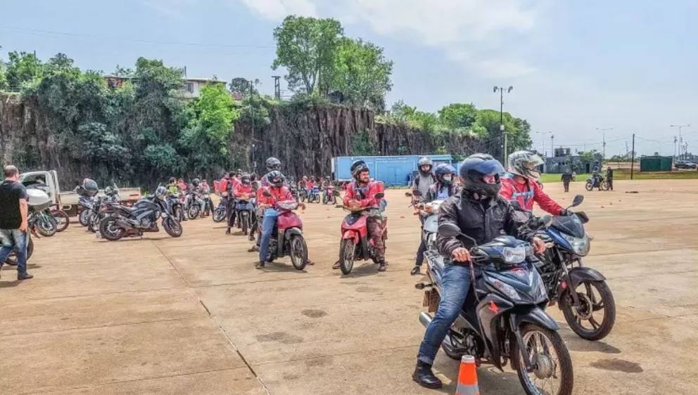 La ANSV entregó más de 15 mil cascos y chalecos a motociclistas de diez provincias