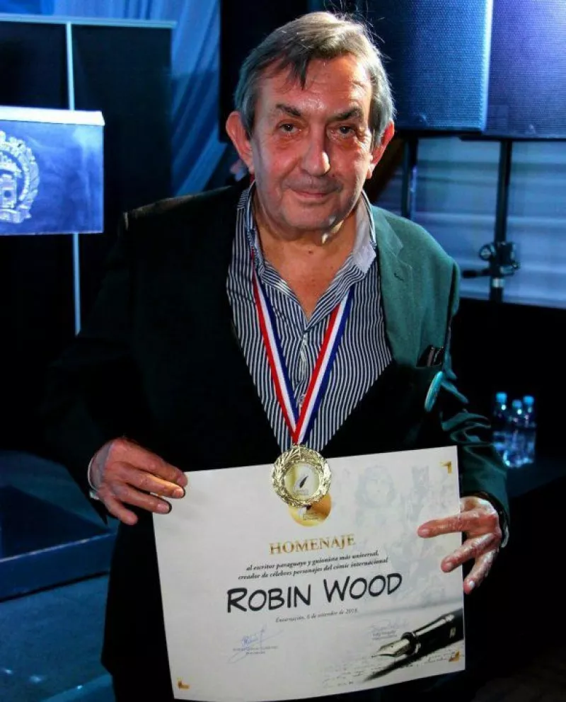 Robin Wood con uno de los tantos premios recibidos en su carrera. / Foto: Gentileza Ultimahora.com.py