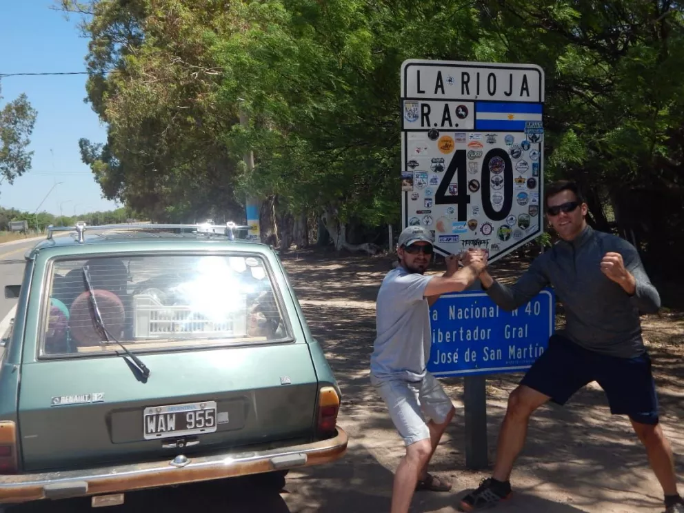 Dos misioneros se lanzaron a la aventura de recorrer la mítica Ruta 40 al mando de un Renault 12