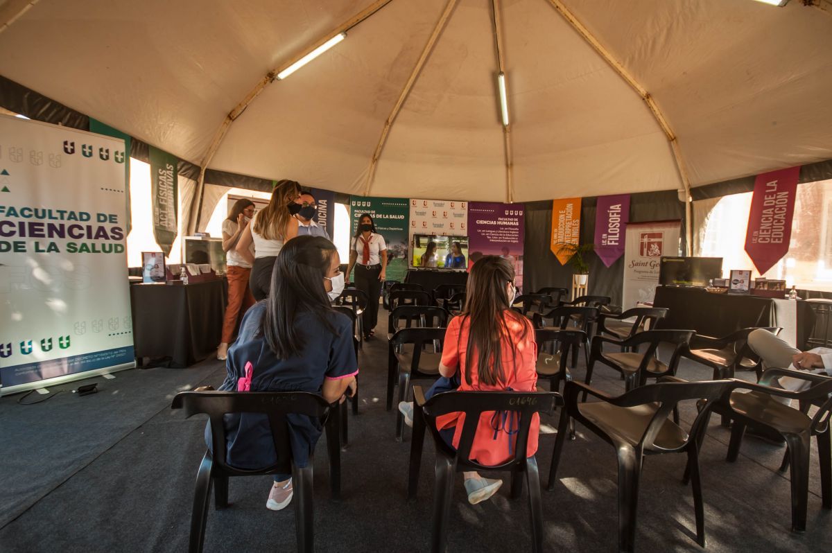 Con alto nivel de concurrencia, arrancó la Expo Universitaria