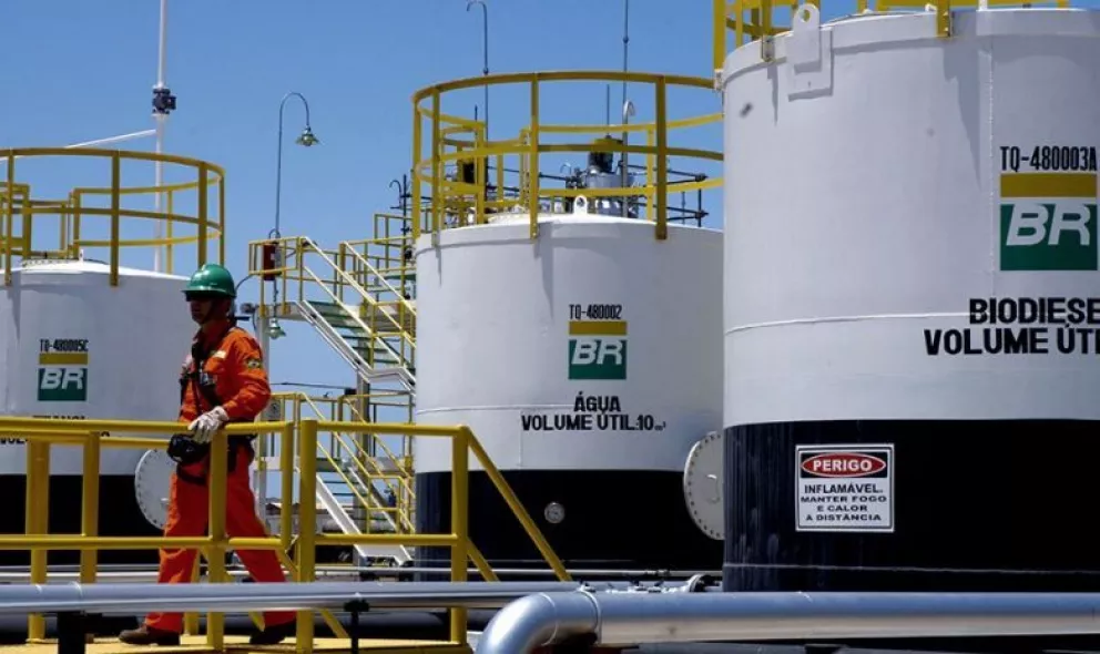 Crisis en Brasil: la nafta aumentó el 73,4% en el 2021 y Bolsonaro habla de vender Petrobras