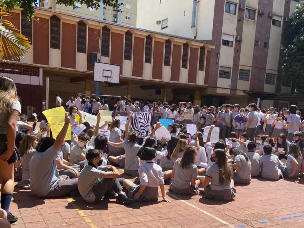 Alumnas del Roque hicieron una sentada denunciando acoso por parte de sus compañeros