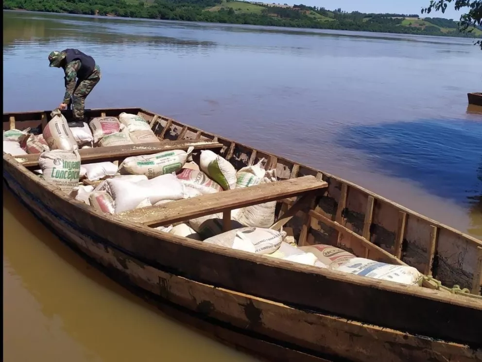 Incautaron una canoa repleta de soja, lista para ser llevada a Brasil