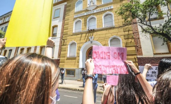 Caso Roque Gonzlez denunci  demora para obtener la libreta de su hija 