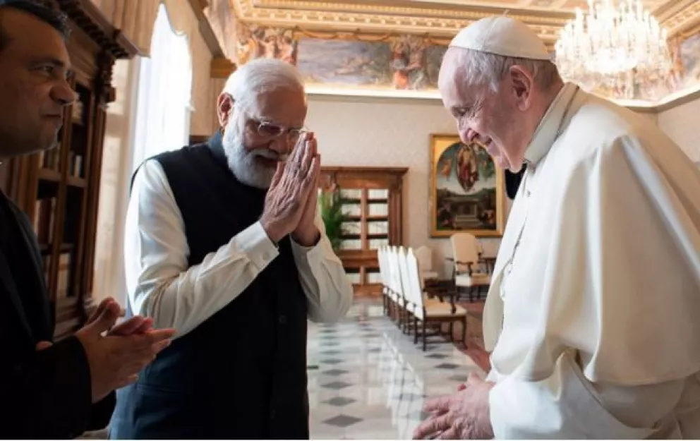 Francisco recibió al premier indio Modi, que lo invitó a visitar su país