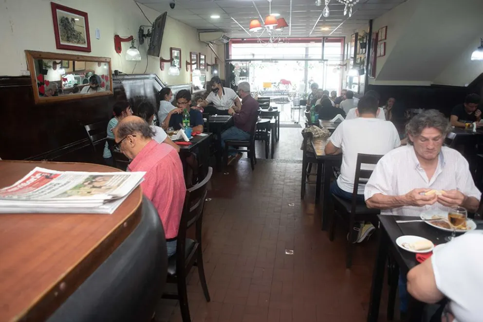 Pese a los cambios de dueños, el Bar Español mantiene la misma esencia que marcó el fundador.  Foto: Marcelo Rodríguez