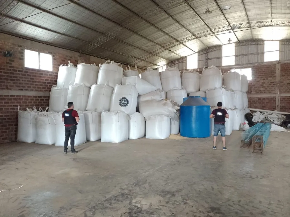 Más de $17 millones, 40 vehículos y 316 toneladas de granos, números de la redada contra el contrabando a Brasil