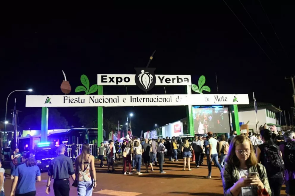 Una multitud en la Fiesta Nacional de la Yerba Mate para el show de Abel Pintos