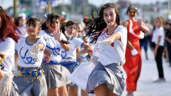 Desde las 11 de este miércoles desfilan los colegios en la Costanera
