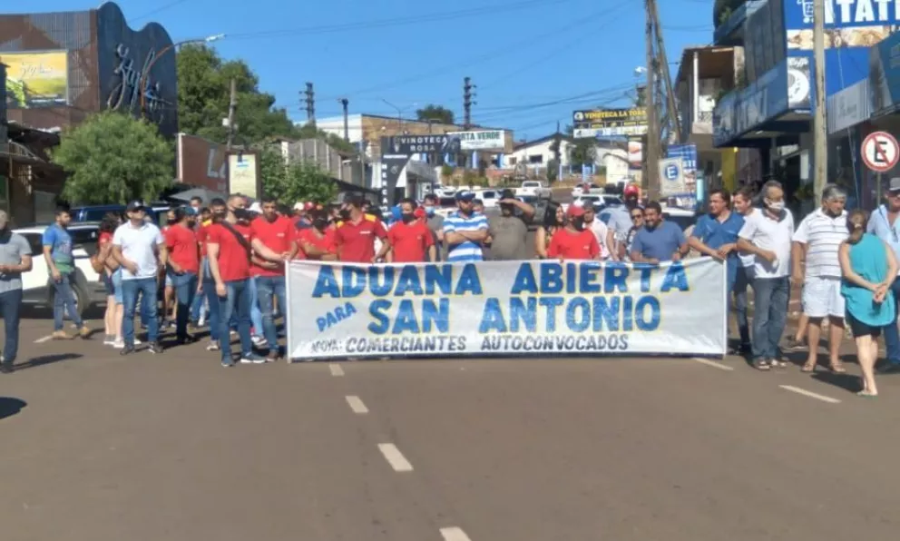 Comerciantes de San Antonio se manifiestan en Irigoyen pidiendo la apertura del paso fronterizo