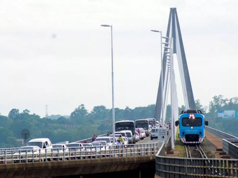 Paraguay trabaja para que el transporte de pasajeros entre Encarnación y Posadas vuelva en los próximos días