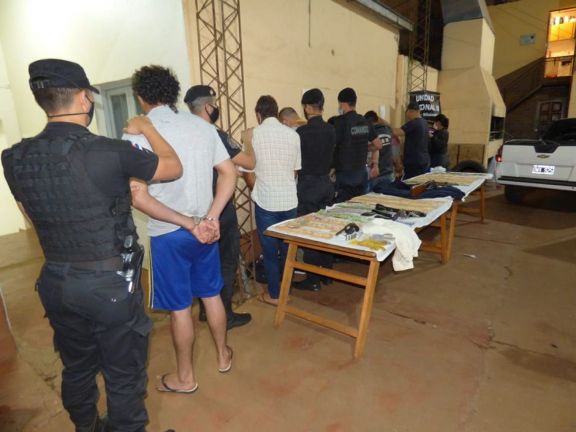 Falsos policías se alzan con 5 millones de pesos en dos atracos en Oberá