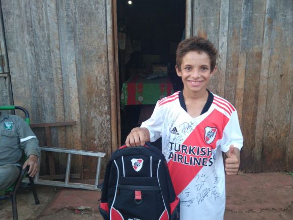 La felicidad de Franco, recibió una camiseta autografiada por el plantel de River Plate