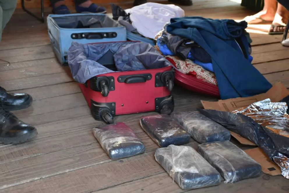 Pasajero de micro llevaba más de 8 kilos de marihuana en valijas y fue detenido en Ituzaingó