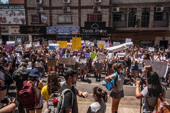 Manifestación en apoyo a las chicas del Roque que denunciaron abusos Manifestación en apoyo a las chicas del Roque que denunciaron abusos