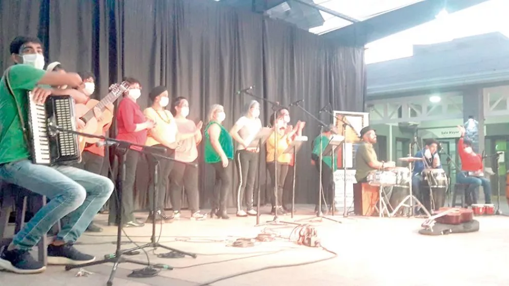 La Orquesta Comunitaria revive el color de los murgueros