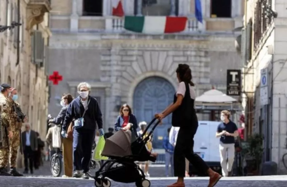 Italia evalúa hacer obligatoria la vacuna para quienes trabajen en contacto con público