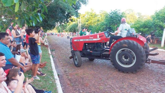 Lidia Leske, la primera mujer que compitió en la carrera de tractores Lidia Leske, la primera mujer que compitió en la carrera de tractores
