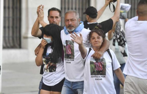 Dos de los policías admitieron haber disparado al auto de Lucas Dos de los policías admitieron haber disparado al auto de Lucas