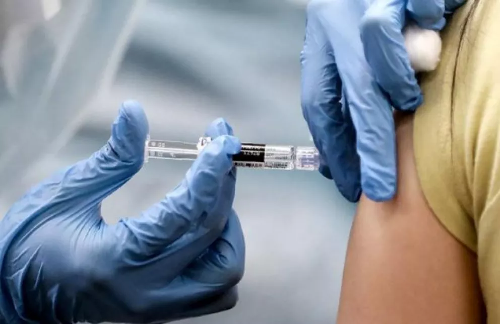 Italia empezó a vacunar con la tercera dosis a los mayores de 40 años