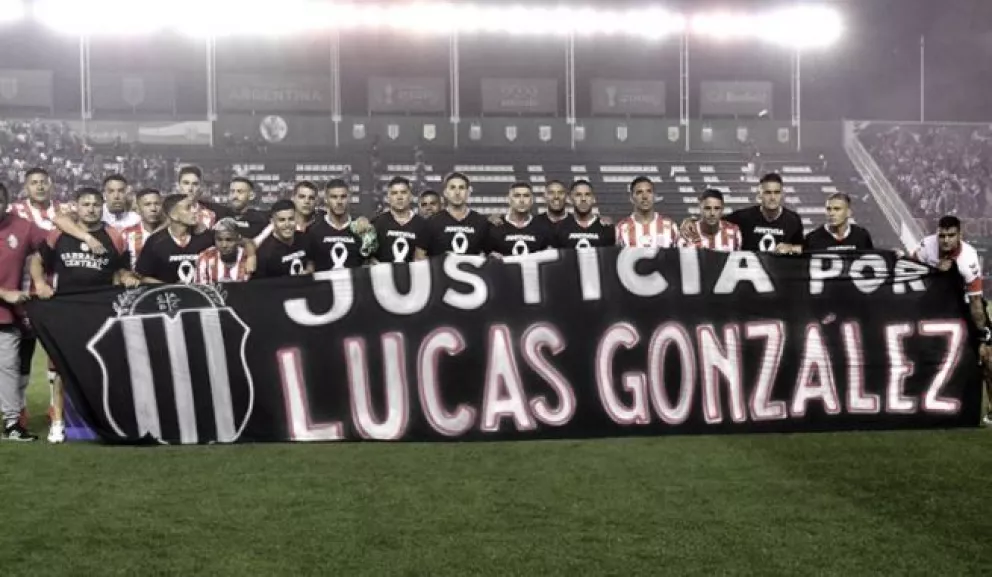 Barracas Central salió con una camiseta con la leyenda "Justicia por Lucas González"