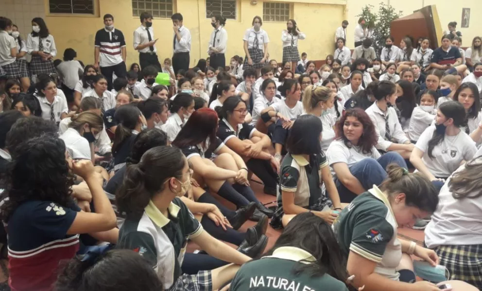 Con una sentada, alumnos del Colegio Santa María de Posadas denuncian manoseos y acoso