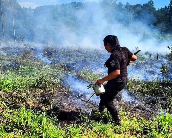 Policías extinguieron un incendio rural y realizaron el acta por prohibición de quemas 