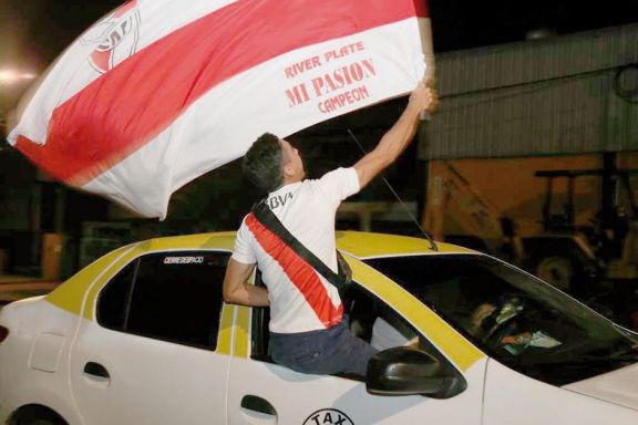 Posadas se vistió de rojo y blanco para festejar al River campeón de la Liga Profesional de Fútbol