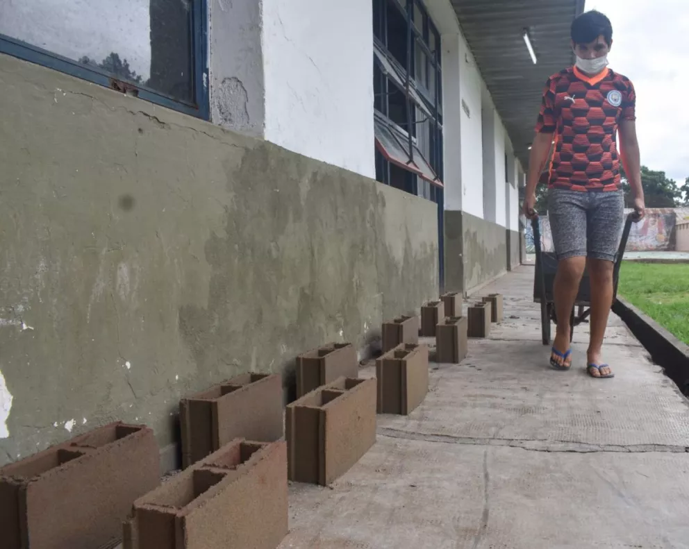 Menores alojados en el Correccional fabrican ladrillos para construir un aula educativa
