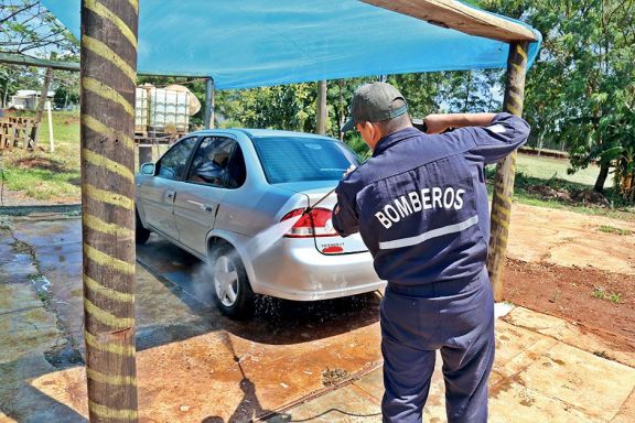 Bomberos voluntarios pusieron un lavadero de autos para juntar fondos