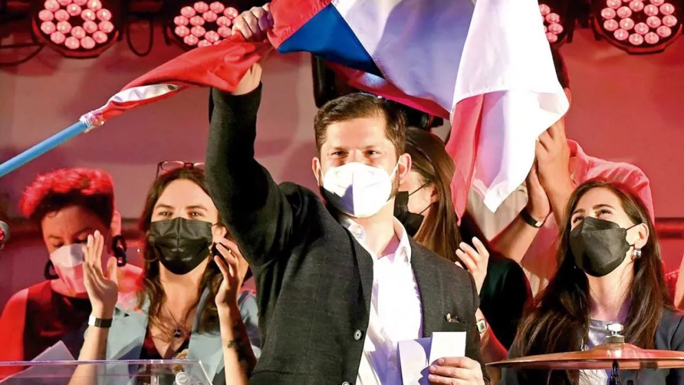 Chile: Boric lidera los sondeos para el balotaje presidencial